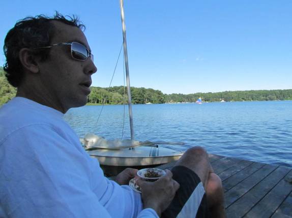 Aproveitando a vida mansa no fim de semana na 'Casa do Lago', em Lakeville, estado de Connecticut, nos Estados Unidos